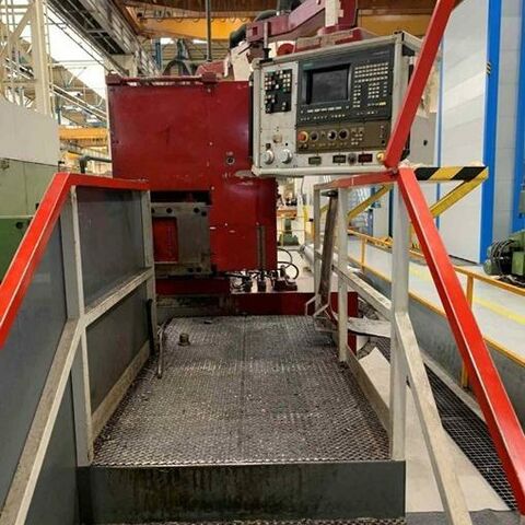 WOHLENBERG UE 1400 III S 810 T Siemens Metallbearbeitungsmaschinen Drehmaschinen Schwerdrehmaschine Hochleistungsdrehmaschine mit 3 Bahnenbett für Schwerzerpanung. Maschine hat
einen auswechselbaren Werkzeugschlitten mit einem Drehsupport, Schleifsupport
oder Frässupport. Maschine hat eine Siemens 810 T Steuerung, Lünetten und
Zubehör. Die Maschine wurde 2023 mit einem neuen Antrieb ausgestattet. Deutschland
