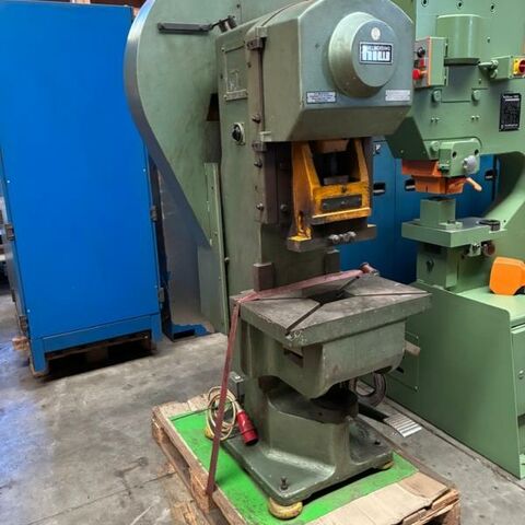HELMERDING E 25  Metallbearbeitungsmaschinen Pressen Einständerexzenterpresse Maschine hat einen verstellbaren Tisch (150 mm). Deutschland