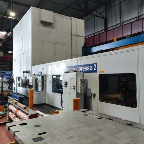 ERFURT PE4-HS630FS/E  Metallbearbeitungsmaschinen Pressen Stanzautomat-Doppelständer Komplette Platinenstanzanlage mit Abwickel-/Zuführanlage und Abstapelanlage.
Anlage geeignet für Bandbreite 300- 1600 mm und Banddicke 0,5- 3 mm. Maschine
hat zwei Schiebetische die frontal wechseln. Seitlich befindet sich die
Abstapelanlage, mit zwei Paletten. Die Abstapelung erfolgt ebenso zur Rückseite
mit 2 Paletten. 3 fach Coilbeschickung je 25 t, Abwickelhaspel Schnutz,
Bandeinlauf, Richtmaschine und Walzenvorschub. Deutschland