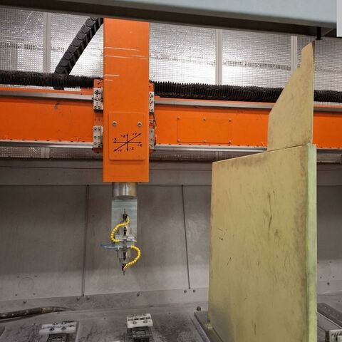 GEISS FZ 2600x800 Eco S 840 D Metallbearbeitungsmaschinen Bohrwerke / Bearbeitungszentren / Bohrmaschinen Portal - Bearbeitungszentrum 5 Achs Bearbeitungszentrum für leichte Zerspanung im Werkzeug und Modellbau.
Steuerung: Siemens 840 D. Der in 2 Achsen schwenkbare Kopf hat zwei
Werkzeugaufnahmen (Doppelspindel versetzt um 180°). Maschine ist komplett
umhaust. Deutschland