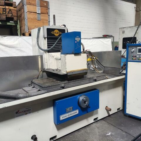 ELB-ORION 1555  Metallbearbeitungsmaschinen Schleifmaschinen Flachschleifmaschine - Horizontal Die Maschine wurde 2015 überholt und auf eine moderne Steuerung umgebaut.
Maschine ist mit Kühlmittelanlage, auto. Vertikalzustellung, Abziehvorrichtung
und Steinaufnahmen. Deutschland