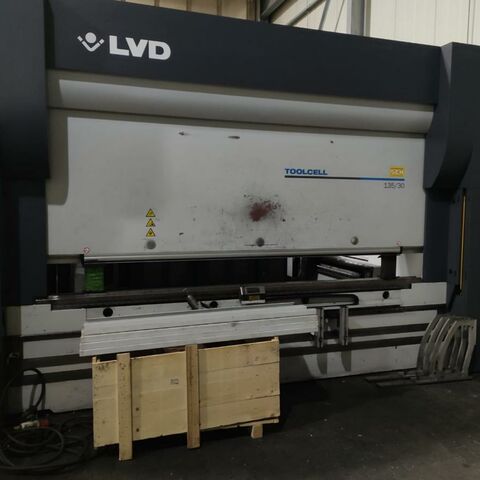 LVD TOOLCELL 135/30 LVD Touch-B Metal Processing Sheet metal working / shaeres / bending Hydr. pressbrake Complete bending center with all tooling in the ATC. Control: LVD Touch-B Belgium