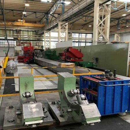 WOHLENBERG UE 1400 III S 810 T Siemens Metallbearbeitungsmaschinen Drehmaschinen Schwerdrehmaschine Hochleistungsdrehmaschine mit 3 Bahnenbett für Schwerzerpanung. Maschine hat
einen auswechselbaren Werkzeugschlitten mit einem Drehsupport, Schleifsupport
oder Frässupport. Maschine hat eine Siemens 810 T Steuerung, Lünetten und
Zubehör. Die Maschine wurde 2023 mit einem neuen Antrieb ausgestattet. Deutschland