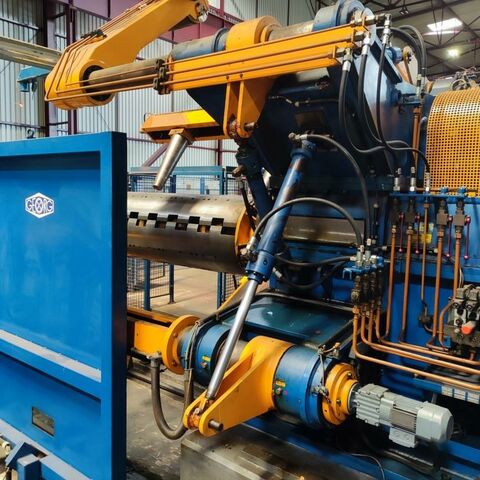 ERFURT PE4-HS630FS/E  Metallbearbeitungsmaschinen Pressen Stanzautomat-Doppelständer Komplette Platinenstanzanlage mit Abwickel-/Zuführanlage und Abstapelanlage.
Anlage geeignet für Bandbreite 300- 1600 mm und Banddicke 0,5- 3 mm. Maschine
hat zwei Schiebetische die frontal wechseln. Seitlich befindet sich die
Abstapelanlage, mit zwei Paletten. Die Abstapelung erfolgt ebenso zur Rückseite
mit 2 Paletten. 3 fach Coilbeschickung je 25 t, Abwickelhaspel Schnutz,
Bandeinlauf, Richtmaschine und Walzenvorschub. Deutschland