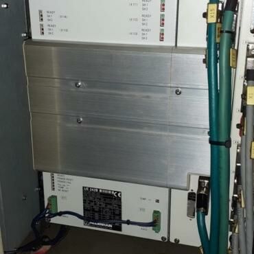 AXA Vario TNC410 HH Metallbearbeitungsmaschinen Fräsmaschinen Bearbeitungszentrum - Vertikal Die Maschine hat einen durchgehenden Tisch für längere Teile oder mit Trennwand
zur Pendelbearbeitung. Steuerung: Heidenhain TNC 410. Maschine hat
Zusatzaufspanntische (3 Stück). Deutschland