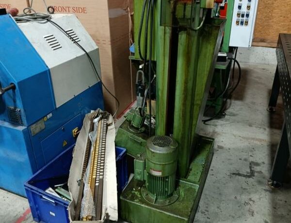 HENNING U3E1000  Metallbearbeitungsmaschinen Stoss- / Zieh- / Räummaschinen Räummaschine - Innen - Vertikal Maschine kommt mit Zubehör, wie Halter und Räumnadeln. Deutschland