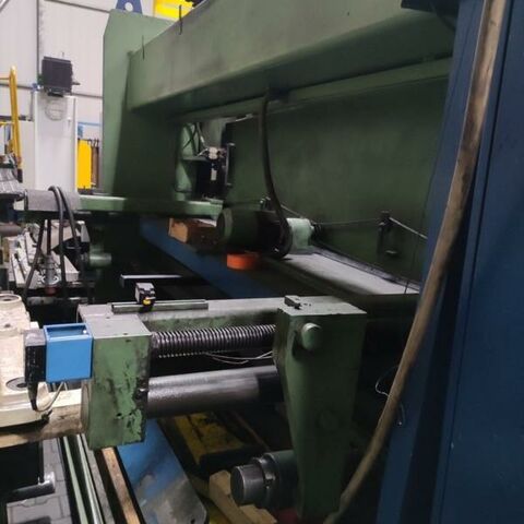 STEINER HTS 30/16  Metallbearbeitungsmaschinen Blechbearbeitung / Scheren / Biegen / Richten Tafelschere - hydraulisch Maschine wurde 2010 überholt und mit einem Sicherheitslichtvorhang ausgestattet.
Maschine wird mit motorisch verstellbarem Hinteranschlag ausgestattet, digital
positionierbar. Deutschland