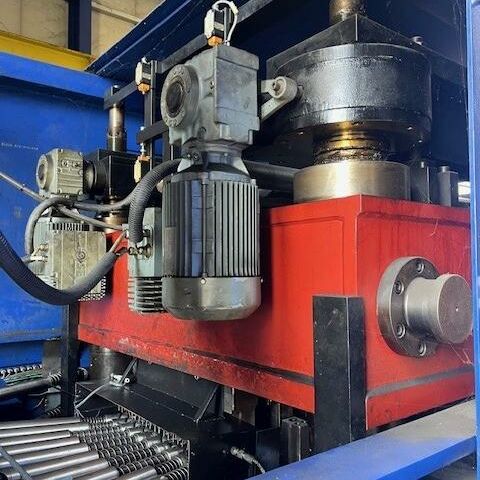 LORENZ BRM50/1720.21-WD-SW-ZW  Metal Processing Sheet metal working / shaeres / bending Straightening Machine - Cold Plate 6 HI High-performance straightening machine with 21 rolls for fine
straightening work of steel or non-ferrous metals. Machine has 23 intermediate
rolls and 18 support points. Working rolls are adjustable with DRO in 0,01 mm.
Main Gearbox was renewed in 2021. Germany