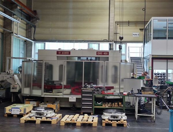 DIXI (CH) 400 TPA 15i-M Fanuc Metal Processing Boring mills / Machining Centers / Drilling machines Machining Center - Horizontal CNC- JIG BORER !
200 tool position ATC. We will supply 90 holders along with the machine.
Measuring tracer Renishaw, Cooling trough spindle and filtering arrangement, 12
bar, Chip conveyor and exhaust ventilation.
Machine was complete refurbished in 2017 and has only worked 4800 spindle hours
since that date. Control: Fanuc 15 i-M. Switzerland