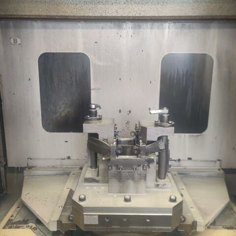 MORI SEIKI SH 400 Fanuc MSC 501 (Fanuc 16i) Metal Processing Boring mills / Machining Centers / Drilling machines Machining Center - Horizontal Control Fanuc MSD 501, 40 tool stations, it has trough spindle coolant, chip
conveyor and two paletts. Japan