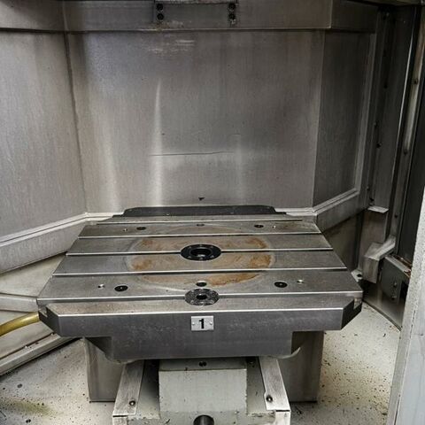 DECKEL MAHO DMC 60 T 840 D Powerline Siemens Metallbearbeitungsmaschinen Fräsmaschinen Bearbeitungszentrum - Universal 5 Achsbearbeitungszentrum mit Drehtisch (C) und schwenkbarem Kopf (B). Maschine
hat einen Palettenwechsler mit 2 Paletten und einen Werkzeugwechsler mit 60
Positionen. Maschine ist 20.000 Spindelstunden gelaufen und immer gut gewartet
worden. Deutschland