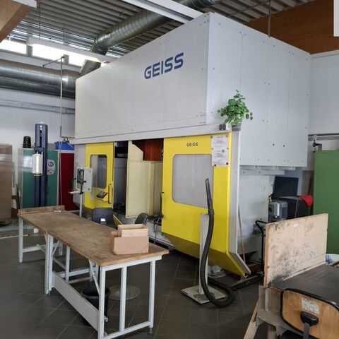 GEISS FZ 2600x800 Eco S 840 D Metallbearbeitungsmaschinen Bohrwerke / Bearbeitungszentren / Bohrmaschinen Portal - Bearbeitungszentrum 5 Achs Bearbeitungszentrum für leichte Zerspanung im Werkzeug und Modellbau.
Steuerung: Siemens 840 D. Der in 2 Achsen schwenkbare Kopf hat zwei
Werkzeugaufnahmen (Doppelspindel versetzt um 180°). Maschine ist komplett
umhaust. Deutschland