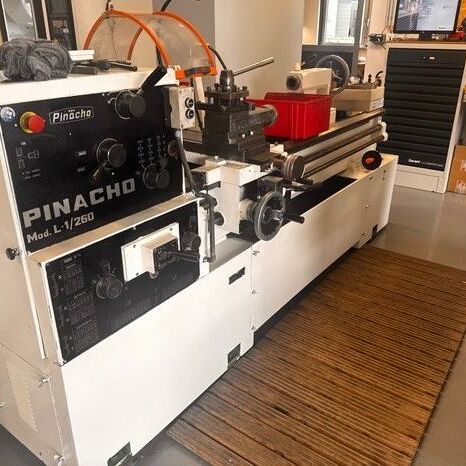 PINACHO L-1/260  Metal Processing Lathes Center Lathe With Multifix holder, chuck und chuck safety cover. Spain