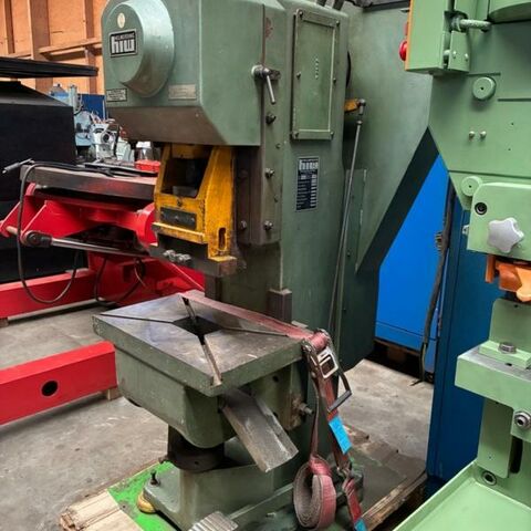 HELMERDING E 25  Metallbearbeitungsmaschinen Pressen Einständerexzenterpresse Maschine hat einen verstellbaren Tisch (150 mm). Deutschland