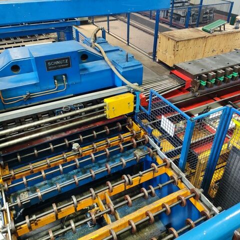 ERFURT PE4-HS630FS/E  Metallbearbeitungsmaschinen Pressen Stanzautomat-Doppelständer Komplette Platinenstanzanlage mit Abwickel-/Zuführanlage und Abstapelanlage.
Anlage geeignet für Bandbreite 300- 1600 mm und Banddicke 0,5- 3 mm. Maschine
hat zwei Schiebetische die frontal wechseln. Seitlich befindet sich die
Abstapelanlage, mit zwei Paletten. Die Abstapelung erfolgt ebenso zur Rückseite
mit 2 Paletten. 3 fach Coilbeschickung je 25 t, Abwickelhaspel Schnutz,
Bandeinlauf, Richtmaschine und Walzenvorschub. Deutschland