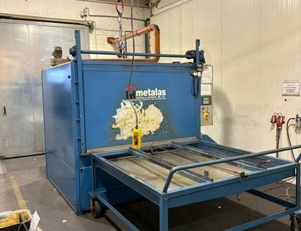 METALAS MCF 2000  Sondermaschinen verschiedene Einrichtungen Waschanlage - Kammer Teilewaschmaschine mit elektrischem Drehkorb, Ölskimmer, Dampfabsaugung,
Klapptüre, Timer zur festen Einstellung der Parameter, Feinfilter vor dem
Reinigungstank. Niederlande