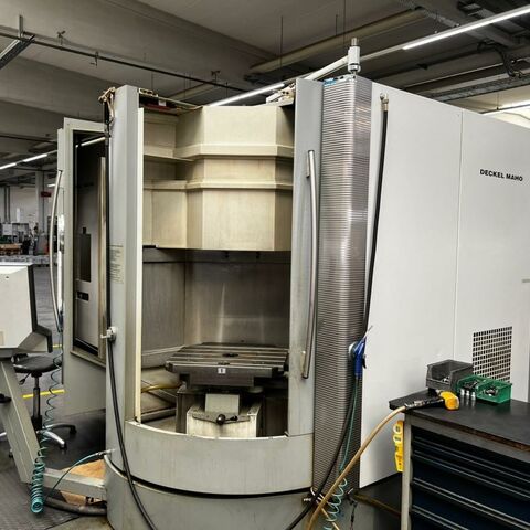 DECKEL MAHO DMC 60 T 840 D Powerline Siemens Metallbearbeitungsmaschinen Fräsmaschinen Bearbeitungszentrum - Universal 5 Achsbearbeitungszentrum mit Drehtisch (C) und schwenkbarem Kopf (B). Maschine
hat einen Palettenwechsler mit 2 Paletten und einen Werkzeugwechsler mit 60
Positionen. Maschine ist 20.000 Spindelstunden gelaufen und immer gut gewartet
worden. Deutschland