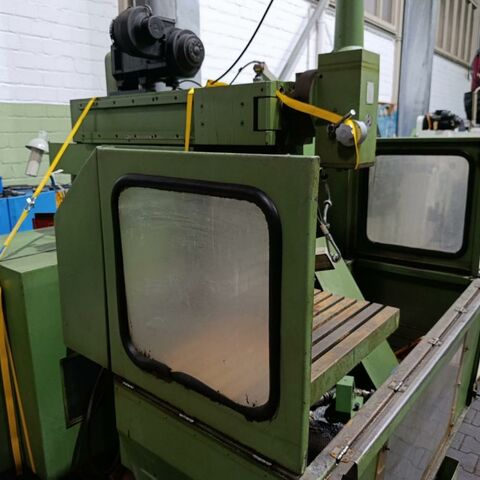 STANKO SMO32TNC  Metallbearbeitungsmaschinen Fräsmaschinen Fräsmaschine - Universal CNC Werkzeugfräsmaschine mit Heidenhain TNC 355 Steuerung und
Spritzschutzkabine. Russland