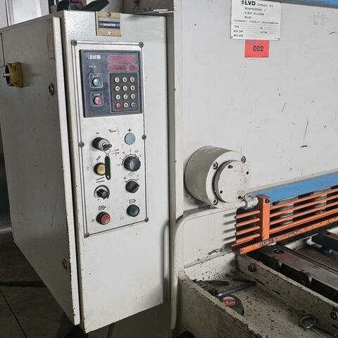 LVD HST-31/6 85 ELGO Metal Processing Sheet metal working / shaeres / bending Plate Shear - Hydraulic Machine has a ELGO type 85 control for back gauge and the cutting data. Belgium