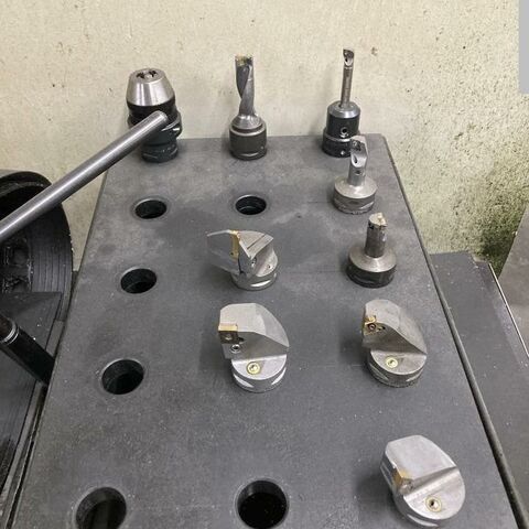 GILDEMEISTER NEF 520 Heidenhain Metallbearbeitungsmaschinen Drehmaschinen Drehmaschine - zyklengesteuert Zyklen Steuerung Fabr. Heidenhain, für Konischdrehen, Gewinde-und
Abspanzyklus. Laufzeit: 34483 h. Maschine ist mit Zubehör, wie Futter mit
vielen verschiedenen Backe, Multifix Stahlhalter mit Einsätzen und Werkzeugen. Deutschland