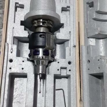 DECKEL MAHO DMC 60 T 840 D Powerline Siemens Metallbearbeitungsmaschinen Fräsmaschinen Bearbeitungszentrum - Universal 5 Achsbearbeitungszentrum mit Drehtisch (C) und schwenkbarem Kopf (B). Maschine
hat einen Palettenwechsler mit 2 Paletten und einen Werkzeugwechsler mit 60
Positionen. Maschine ist 20.000 Spindelstunden gelaufen und immer gut gewartet
worden. Deutschland