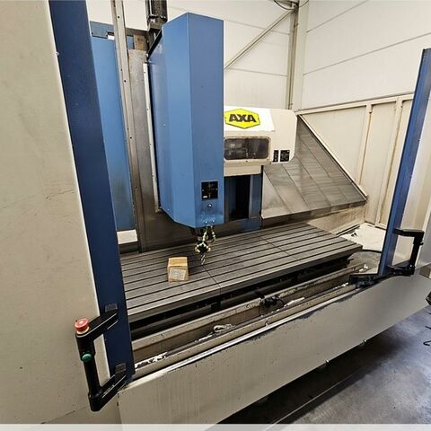 AXA Vario TNC410 HH Metallbearbeitungsmaschinen Fräsmaschinen Bearbeitungszentrum - Vertikal Die Maschine hat einen durchgehenden Tisch für längere Teile oder mit Trennwand
zur Pendelbearbeitung. Steuerung: Heidenhain TNC 410. Maschine hat
Zusatzaufspanntische (3 Stück). Deutschland