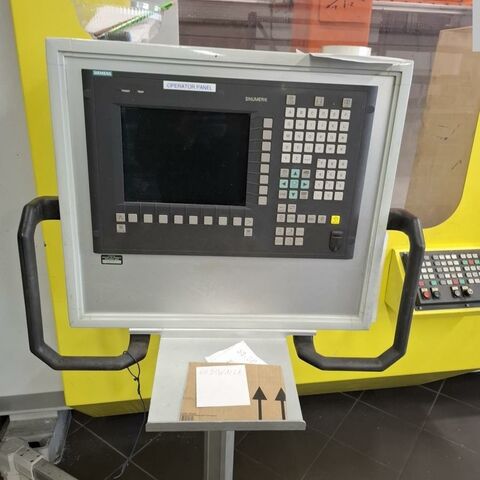 GEISS FZ 2600x800 Eco S 840 D Metallbearbeitungsmaschinen Bohrwerke / Bearbeitungszentren / Bohrmaschinen Portal - Bearbeitungszentrum 5 Achs Bearbeitungszentrum für leichte Zerspanung im Werkzeug und Modellbau.
Steuerung: Siemens 840 D. Der in 2 Achsen schwenkbare Kopf hat zwei
Werkzeugaufnahmen (Doppelspindel versetzt um 180°). Maschine ist komplett
umhaust. Deutschland