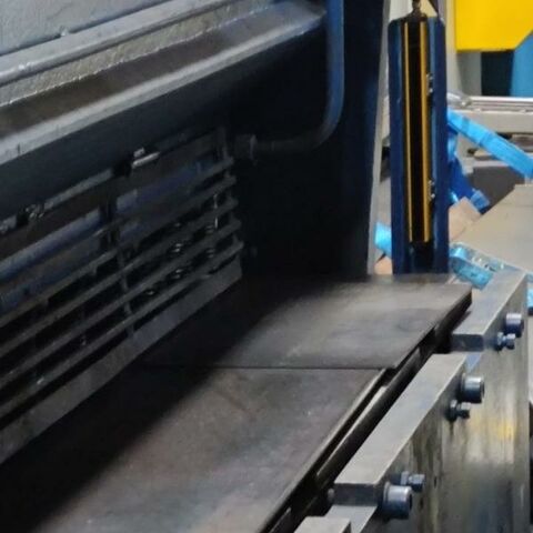 STEINER HTS 30/16  Metallbearbeitungsmaschinen Blechbearbeitung / Scheren / Biegen / Richten Tafelschere - hydraulisch Maschine wurde 2010 überholt und mit einem Sicherheitslichtvorhang ausgestattet.
Maschine wird mit motorisch verstellbarem Hinteranschlag ausgestattet, digital
positionierbar. Deutschland