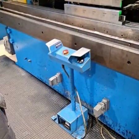 HÄMMERLE AP 200x3100 ModEva 12 S Cybelec Metallbearbeitungsmaschinen Blechbearbeitung / Scheren / Biegen / Richten Abkantpresse - hydraulisch Elektronisch-hydraulische Abkantpresse mit Cybelec ModEva 12S Steuerung,
einigem Zubehör , Fuß- und Zweihandbedienung, sowie Sicherheitsausstattung.
Maschine wurde ÜBERHOLT UND MODERNISIERT in 2020 !! Maschine steht ebenerdig. Schweiz