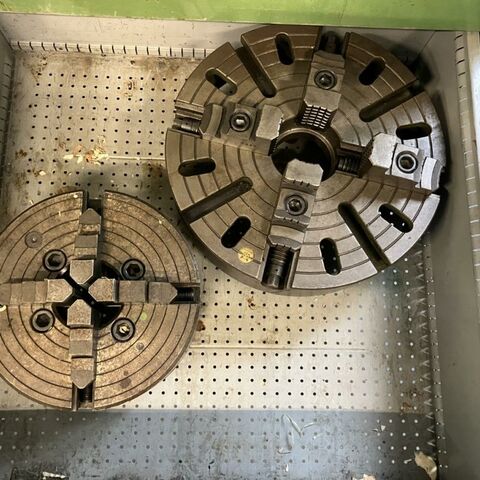 COLCHESTER Triumph 2000  Metallbearbeitungsmaschinen Drehmaschinen Spitzendrehmaschine Viel Zubehör: Lünette, Futter, Planscheibe, Stahlhalter, Spannzangenfutter mit
Spannzangen. England