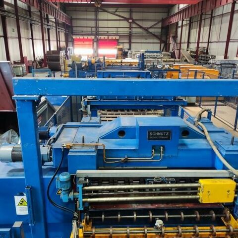 ERFURT PE4-HS630FS/E  Metallbearbeitungsmaschinen Pressen Stanzautomat-Doppelständer Komplette Platinenstanzanlage mit Abwickel-/Zuführanlage und Abstapelanlage.
Anlage geeignet für Bandbreite 300- 1600 mm und Banddicke 0,5- 3 mm. Maschine
hat zwei Schiebetische die frontal wechseln. Seitlich befindet sich die
Abstapelanlage, mit zwei Paletten. Die Abstapelung erfolgt ebenso zur Rückseite
mit 2 Paletten. 3 fach Coilbeschickung je 25 t, Abwickelhaspel Schnutz,
Bandeinlauf, Richtmaschine und Walzenvorschub. Deutschland