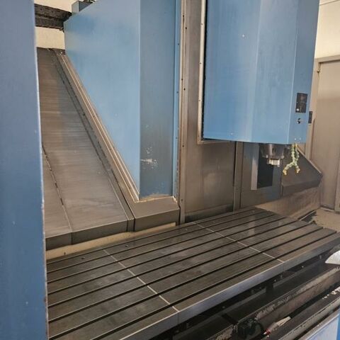 AXA Vario TNC410 HH Metallbearbeitungsmaschinen Fräsmaschinen Bearbeitungszentrum - Vertikal Die Maschine hat einen durchgehenden Tisch für längere Teile oder mit Trennwand
zur Pendelbearbeitung. Steuerung: Heidenhain TNC 410. Maschine hat
Zusatzaufspanntische (3 Stück). Deutschland