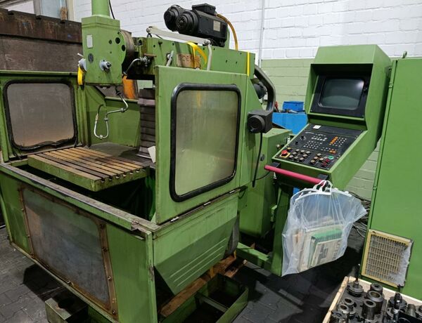 STANKO SMO32TNC  Metallbearbeitungsmaschinen Fräsmaschinen Fräsmaschine - Universal CNC Werkzeugfräsmaschine mit Heidenhain TNC 355 Steuerung und
Spritzschutzkabine. Russland