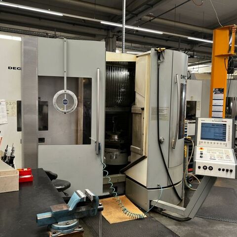 DECKEL MAHO DMC 60 T 840 D Powerline Siemens Metallbearbeitungsmaschinen Fräsmaschinen Bearbeitungszentrum - Universal 5 Achsbearbeitungszentrum mit Drehtisch (C) und schwenkbarem Kopf (B). Maschine
hat einen Palettenwechsler mit 2 Paletten und einen Werkzeugwechsler mit 60
Positionen. Maschine ist 20.000 Spindelstunden gelaufen und immer gut gewartet
worden. Deutschland