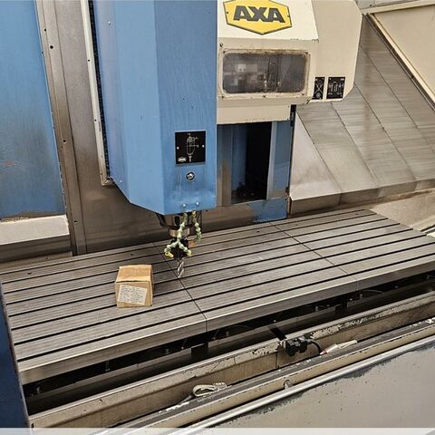 AXA Vario TNC410 HH Metallbearbeitungsmaschinen Fräsmaschinen Bearbeitungszentrum - Vertikal Die Maschine hat einen durchgehenden Tisch für längere Teile oder mit Trennwand
zur Pendelbearbeitung. Steuerung: Heidenhain TNC 410. Maschine hat
Zusatzaufspanntische (3 Stück). Deutschland
