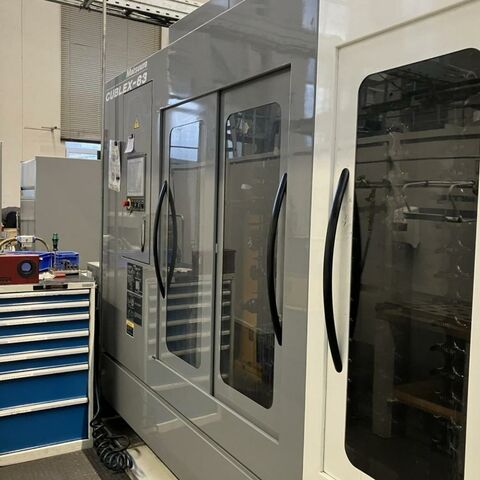 MATSUURA Cublex 63 840DI Siemens Metallbearbeitungsmaschinen Bearbeitungszentrum Bearbeitungszentrum  5 Achs 5 Achs Bearbeitungszentrum mit Schwenk- Drehtisch. Steuerung Siemens 840DI.
Maschine wird mit einem umfangreichen Ersatzteilpaket geliefert. Die Maschine
hat IKZ und eine Absaugung. Japan