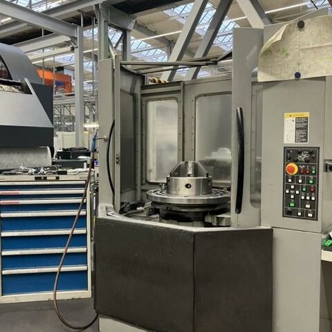 MATSUURA Cublex 63 840DI Siemens Metallbearbeitungsmaschinen Bearbeitungszentrum Bearbeitungszentrum  5 Achs 5 Achs Bearbeitungszentrum mit Schwenk- Drehtisch. Steuerung Siemens 840DI.
Maschine wird mit einem umfangreichen Ersatzteilpaket geliefert. Die Maschine
hat IKZ und eine Absaugung. Japan
