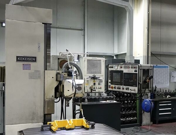 KEKEISEN UBF 2500/15 Heidenhain Metal Processing Milling machines Bed Type Milling Machine - Universal Machine has a rotary table which is a 4th axes of the CNC control. The
orthogonal milling head is swivable in 1° steps. Germany