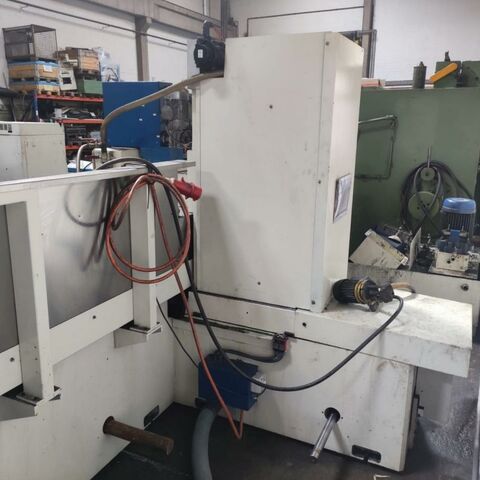 ELB-ORION 1555  Metallbearbeitungsmaschinen Schleifmaschinen Flachschleifmaschine - Horizontal Die Maschine wurde 2015 überholt und auf eine moderne Steuerung umgebaut.
Maschine ist mit Kühlmittelanlage, auto. Vertikalzustellung, Abziehvorrichtung
und Steinaufnahmen. Deutschland