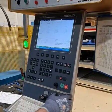 HÄMMERLE AP 200x3100 ModEva 12 S Cybelec Metallbearbeitungsmaschinen Blechbearbeitung / Scheren / Biegen / Richten Abkantpresse - hydraulisch Elektronisch-hydraulische Abkantpresse mit Cybelec ModEva 12S Steuerung,
einigem Zubehör , Fuß- und Zweihandbedienung, sowie Sicherheitsausstattung.
Maschine wurde ÜBERHOLT UND MODERNISIERT in 2020 !! Maschine steht ebenerdig. Schweiz