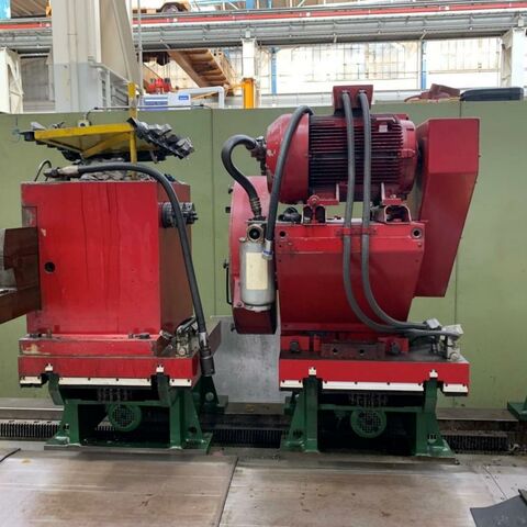 WOHLENBERG UE 1400 III S 810 T Siemens Metallbearbeitungsmaschinen Drehmaschinen Schwerdrehmaschine Hochleistungsdrehmaschine mit 3 Bahnenbett für Schwerzerpanung. Maschine hat
einen auswechselbaren Werkzeugschlitten mit einem Drehsupport, Schleifsupport
oder Frässupport. Maschine hat eine Siemens 810 T Steuerung, Lünetten und
Zubehör. Die Maschine wurde 2023 mit einem neuen Antrieb ausgestattet. Deutschland