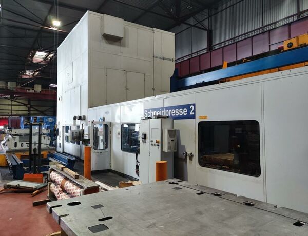 ERFURT PE4-HS630FS/E  Metallbearbeitungsmaschinen Pressen Stanzautomat-Doppelständer Komplette Platinenstanzanlage mit Abwickel-/Zuführanlage und Abstapelanlage.
Anlage geeignet für Bandbreite 300- 1600 mm und Banddicke 0,5- 3 mm. Maschine
hat zwei Schiebetische die frontal wechseln. Seitlich befindet sich die
Abstapelanlage, mit zwei Paletten. Die Abstapelung erfolgt ebenso zur Rückseite
mit 2 Paletten. 3 fach Coilbeschickung je 25 t, Abwickelhaspel Schnutz,
Bandeinlauf, Richtmaschine und Walzenvorschub. Deutschland