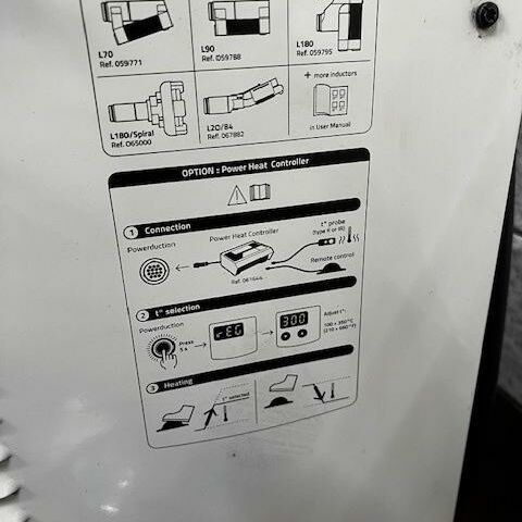 POWERDUCTION 220 LG  Sondermaschinen verschiedene Einrichtungen Induktionsanlage Induktionsheizgerät zum Erwärmen von Metallbauteilen wie Schrauben, Bleche etc.
Gerät arbeitet mit Flüssigkühlung. Frankreich