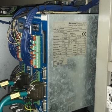 AXA Vario TNC410 HH Metallbearbeitungsmaschinen Fräsmaschinen Bearbeitungszentrum - Vertikal Die Maschine hat einen durchgehenden Tisch für längere Teile oder mit Trennwand
zur Pendelbearbeitung. Steuerung: Heidenhain TNC 410. Maschine hat
Zusatzaufspanntische (3 Stück). Deutschland