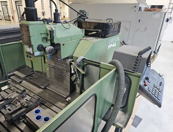 DECKEL FP4A  Metal Processing Milling machines Universal Milling Machine CNC milling machine with Heidenhain TNC 355 control and housing arround working
table. Germany