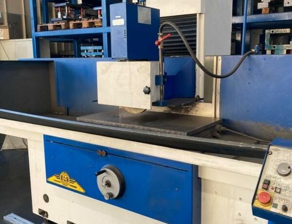 ELB Perfekt 810 SPS  Metallbearbeitungsmaschinen Schleifmaschinen Flachschleifmaschine - Horizontal Maschine ist mit Kühlmittelanlage, auto. Vertikalzustellung, Abziehvorrichtung
und Steinaufnahmen. Deutschland