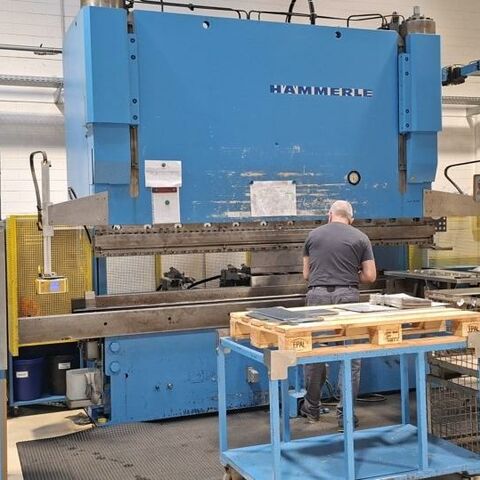 HÄMMERLE AP 200x3100 ModEva 12 S Cybelec Metallbearbeitungsmaschinen Blechbearbeitung / Scheren / Biegen / Richten Abkantpresse - hydraulisch Elektronisch-hydraulische Abkantpresse mit Cybelec ModEva 12S Steuerung,
einigem Zubehör , Fuß- und Zweihandbedienung, sowie Sicherheitsausstattung.
Maschine wurde ÜBERHOLT UND MODERNISIERT in 2020 !! Maschine steht ebenerdig. Schweiz