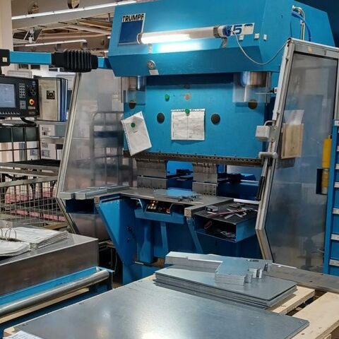 TRUMPF TrumaBend V 50  Metallbearbeitungsmaschinen Blechbearbeitung / Scheren / Biegen / Richten Abkantpresse - hydraulisch Ausstattung:
- gesteuerte Achsen: Y1, Y2, X, R
- pneumatische Matrizenverschiebung
- manuelle Oberwerkzeugklemmung
- LAN Netzwerkanschluss
- 4 Anschlagfinger manuell verstellbar, nach hinten klappbar , pneumatisch
klemmbar
- CNC Steuerung , Bedienung vorne links
- 2-Hand-Bedienung / Fußschalter
- hintere + seitliche Schutzeinrichtung Österreich