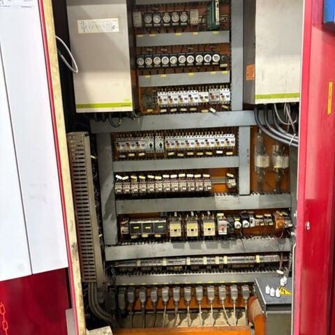 WOHLENBERG UE 1400 III S 810 T Siemens Metallbearbeitungsmaschinen Drehmaschinen Schwerdrehmaschine Hochleistungsdrehmaschine mit 3 Bahnenbett für Schwerzerpanung. Maschine hat
einen auswechselbaren Werkzeugschlitten mit einem Drehsupport, Schleifsupport
oder Frässupport. Maschine hat eine Siemens 810 T Steuerung, Lünetten und
Zubehör. Die Maschine wurde 2023 mit einem neuen Antrieb ausgestattet. Deutschland