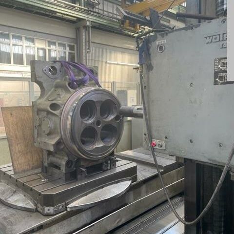 WOTAN Rapid 1 R/6 (CNC)  Metal Processing Boring mills / Machining Centers / Drilling machines Table Type Boring and Milling Machine Machine was reconditioned and retrofitted with Siemens 840 D control in 2003.
Machine has a 40 position ATC, 5 CNC axes with ball screw drives (X,Y,Z,W,B),
housing around machine with safety doors, cooling arrangement built in 2020 and
new spindle drive Siemens built in 2008. Germany